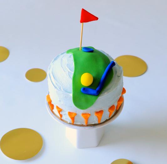 Mini cake decorated with golf decorations