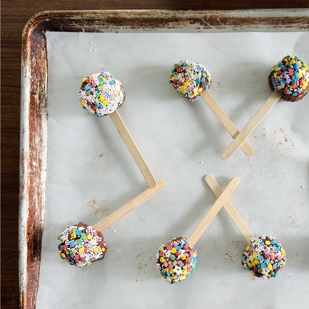 Cookie pops ready to bake